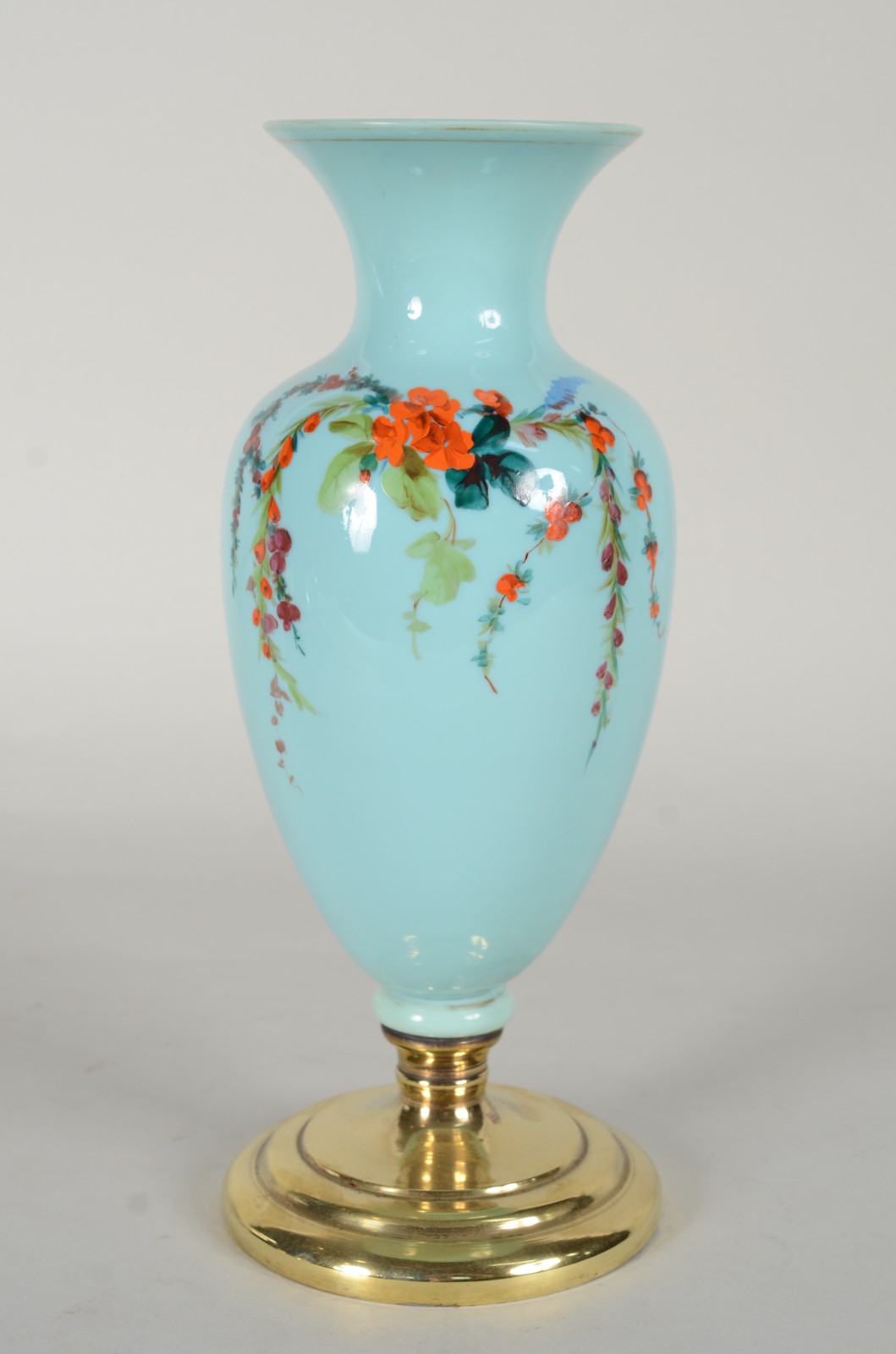 Vaso de opalina azul, decorado com flores policromadas, base de metal... - foto 1 de 6