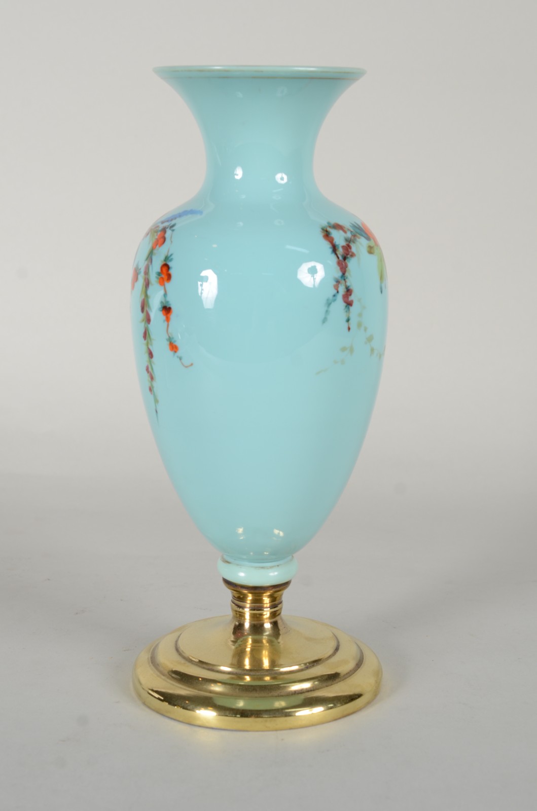 Vaso de opalina azul, decorado com flores policromadas, base de metal... - foto 2 de 6
