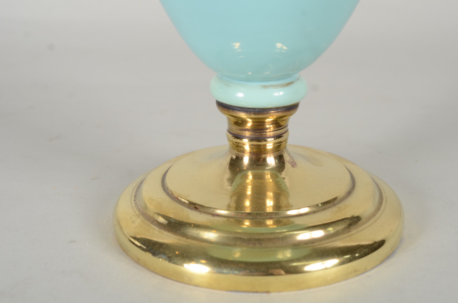 Vaso de opalina azul, decorado com flores policromadas, base de metal... - foto 3 de 6
