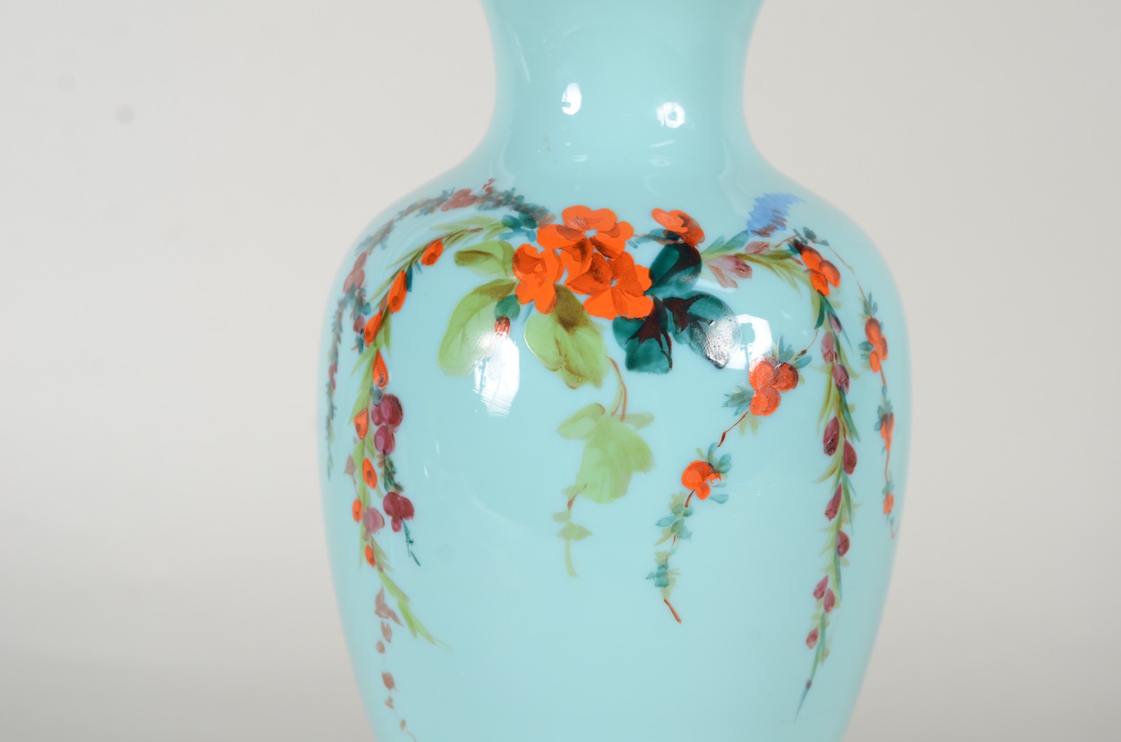 Vaso de opalina azul, decorado com flores policromadas, base de metal... - foto 4 de 6