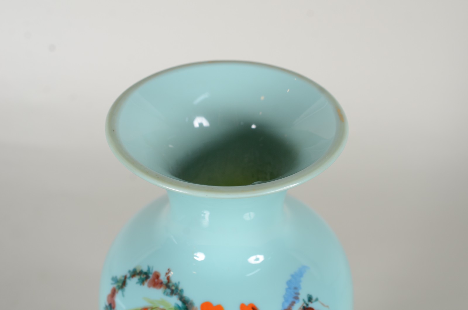 Vaso de opalina azul, decorado com flores policromadas, base de metal... - foto 5 de 6