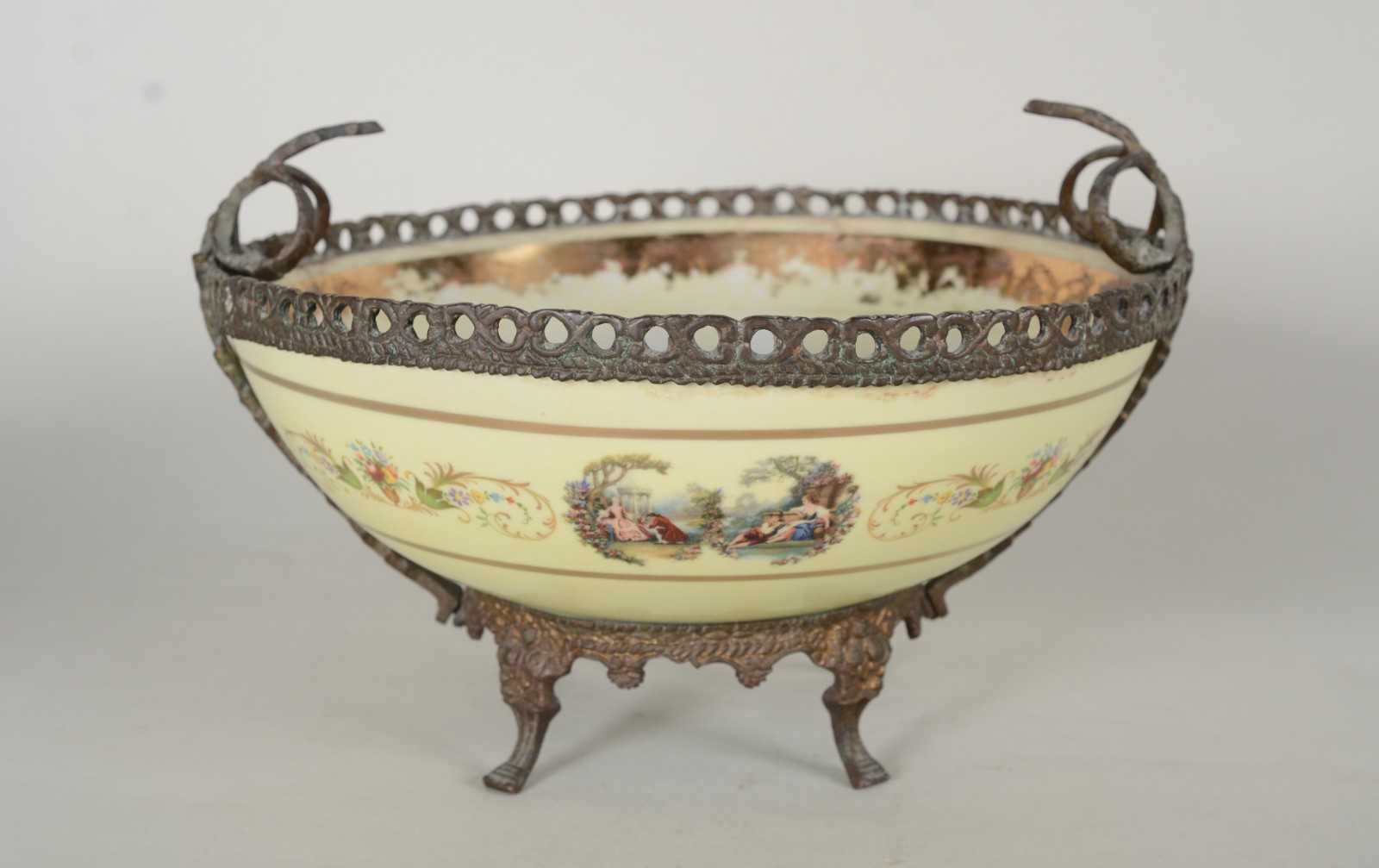 Fruteira de porcelana decorada com cenas românticas em policromia e... - foto 1 de 10