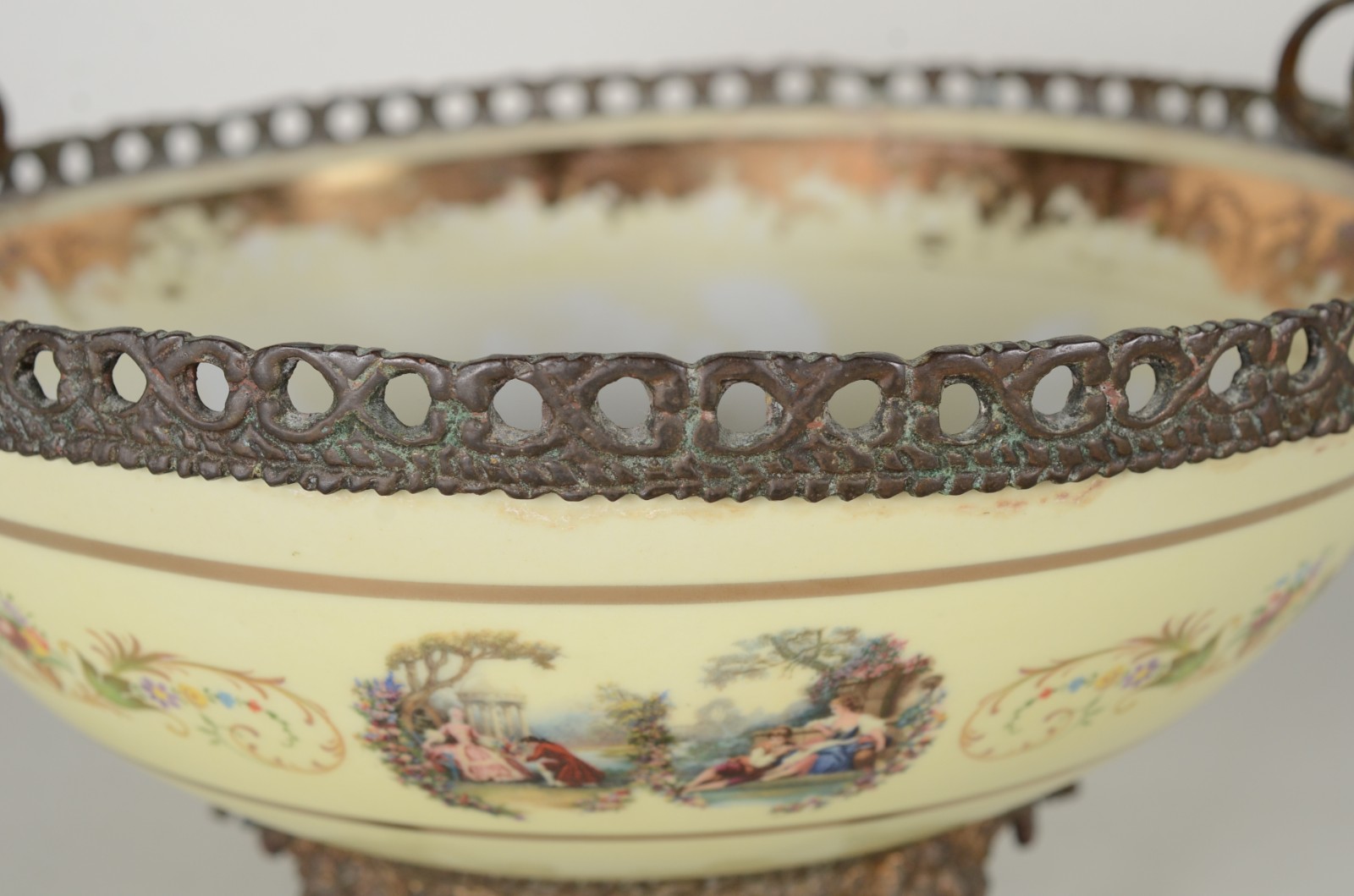 Fruteira de porcelana decorada com cenas românticas em policromia e... - foto 2 de 10