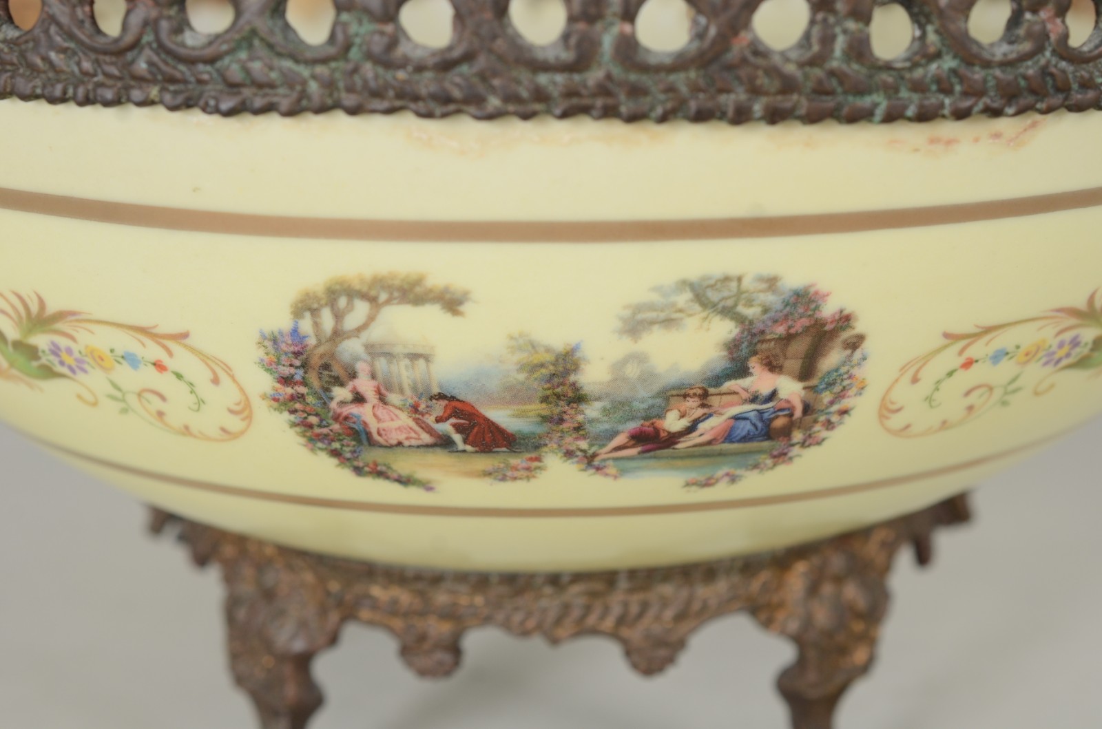 Fruteira de porcelana decorada com cenas românticas em policromia e... - foto 5 de 10