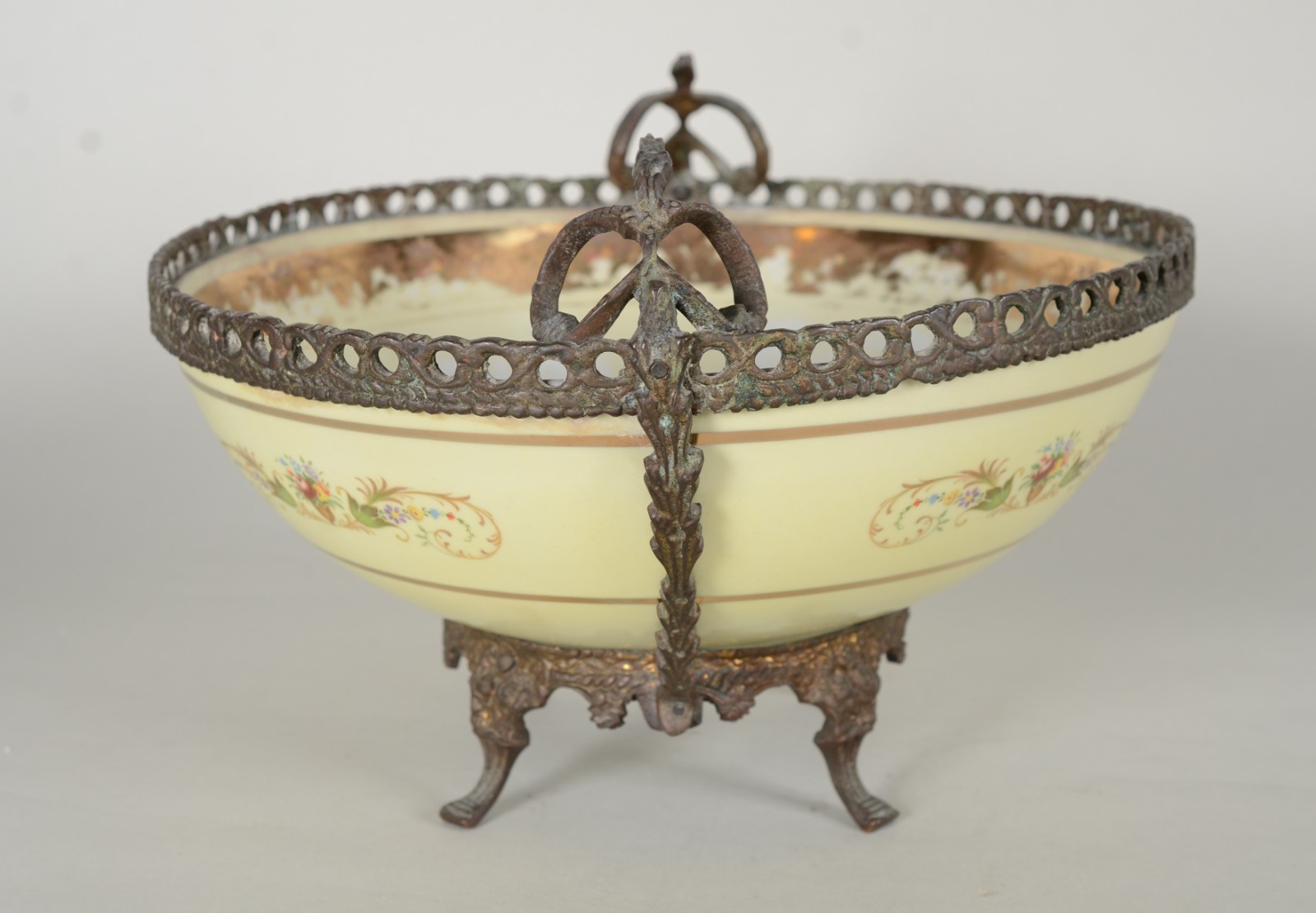 Fruteira de porcelana decorada com cenas românticas em policromia e... - foto 6 de 10