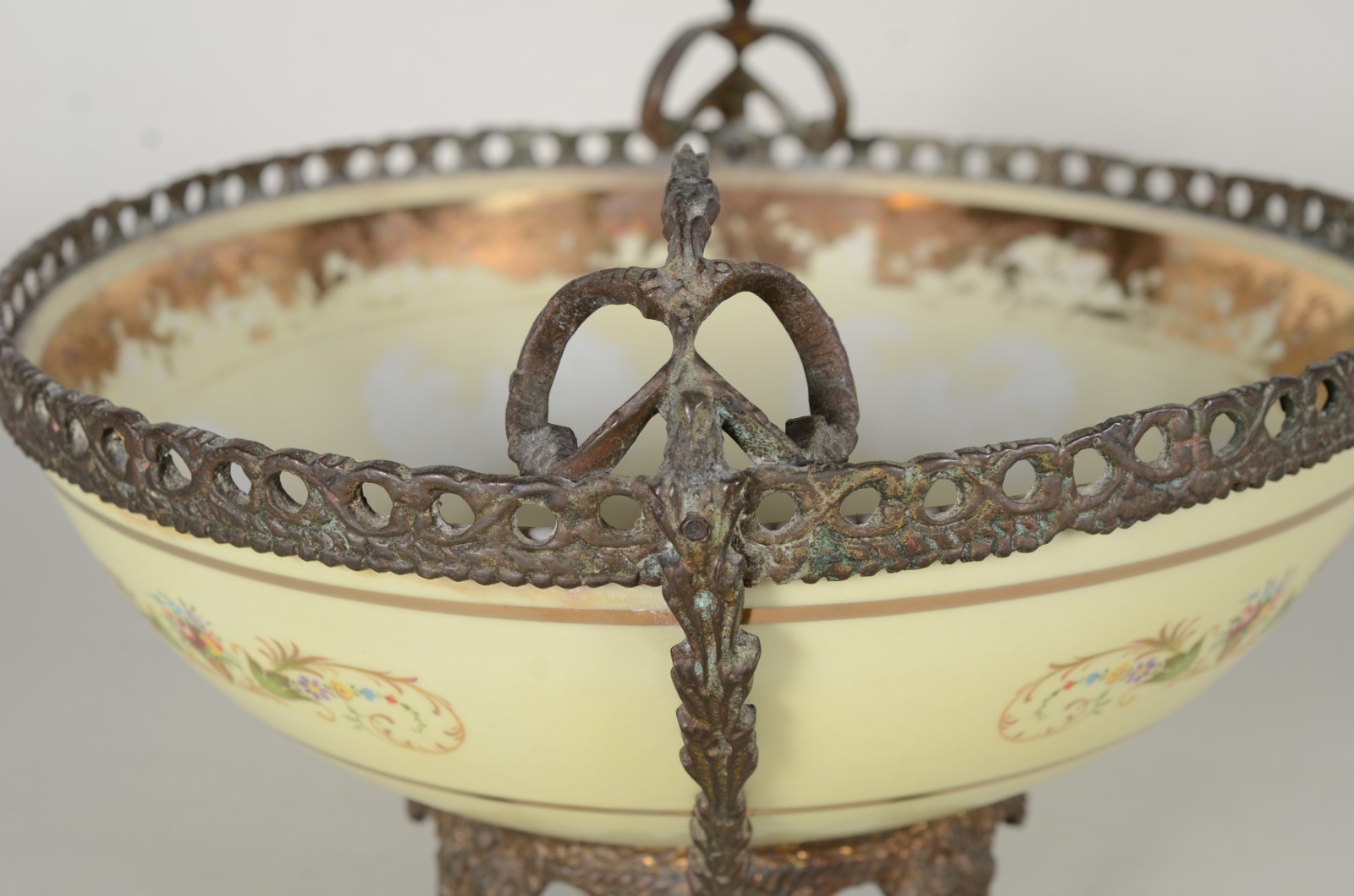 Fruteira de porcelana decorada com cenas românticas em policromia e... - foto 7 de 10