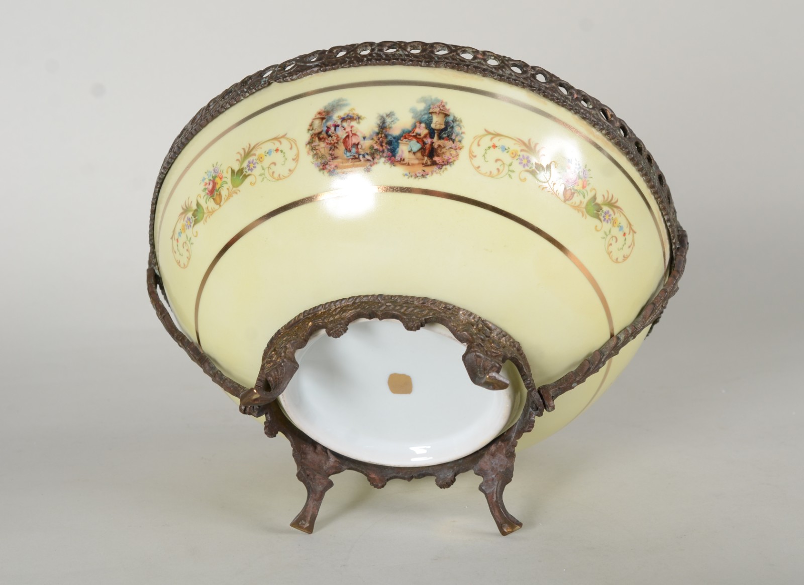 Fruteira de porcelana decorada com cenas românticas em policromia e... - foto 8 de 10