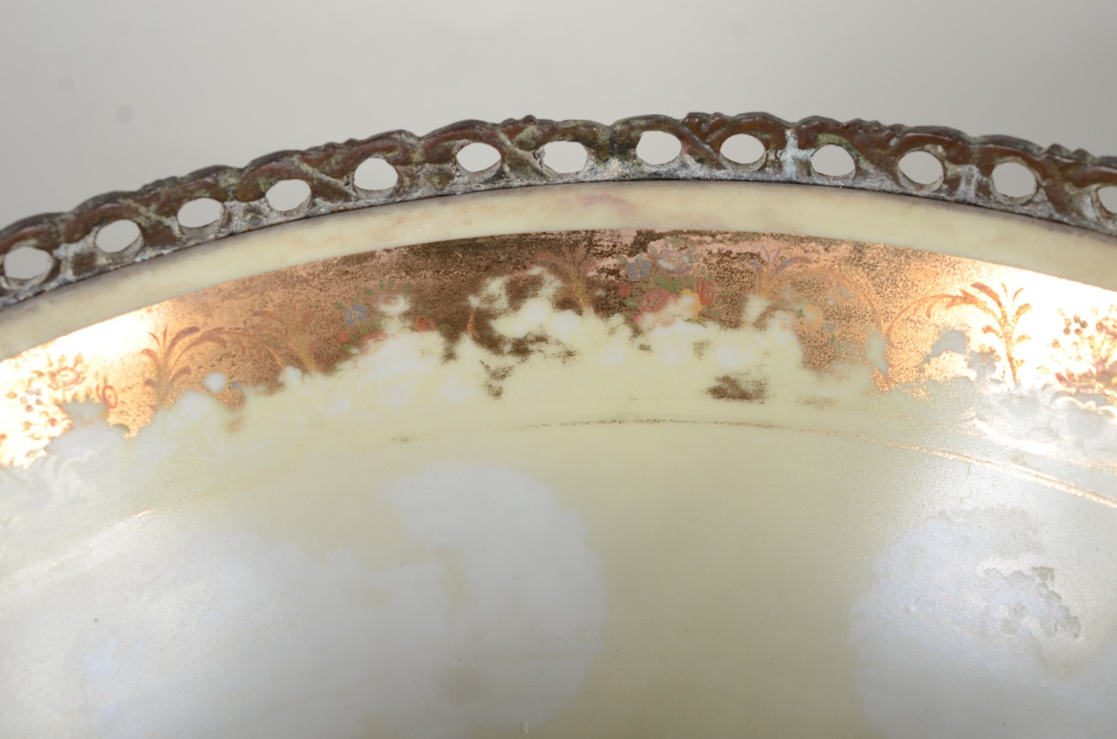Fruteira de porcelana decorada com cenas românticas em policromia e... - foto 9 de 10