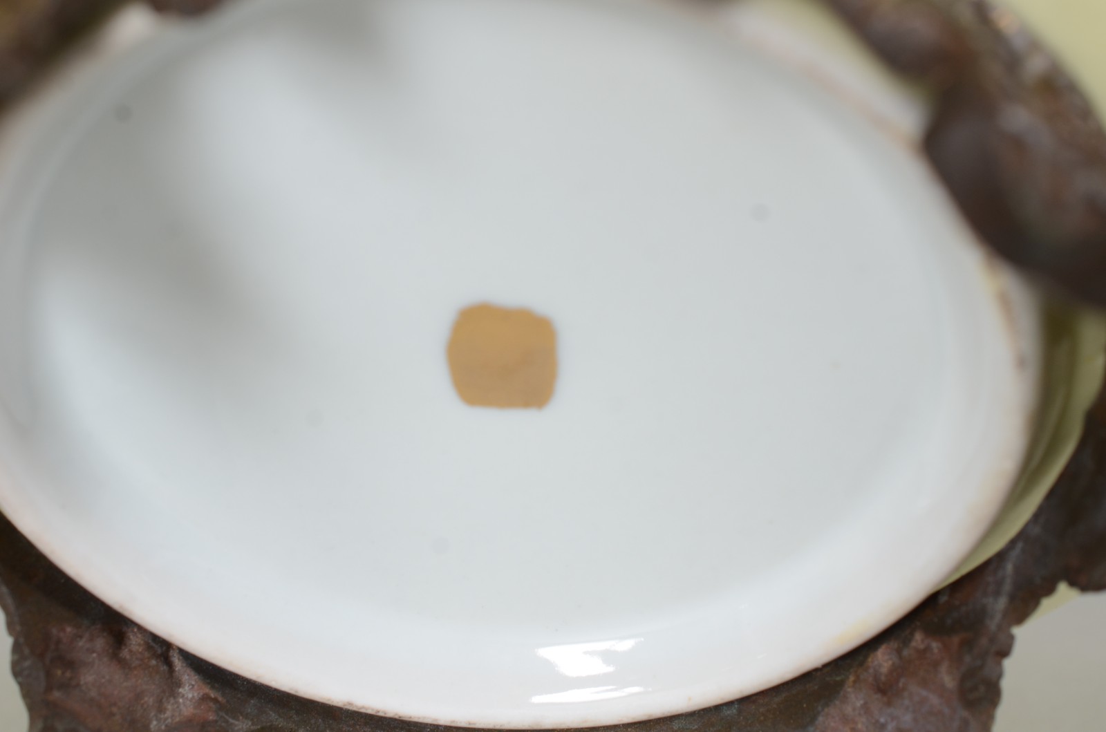 Fruteira de porcelana decorada com cenas românticas em policromia e... - foto 10 de 10