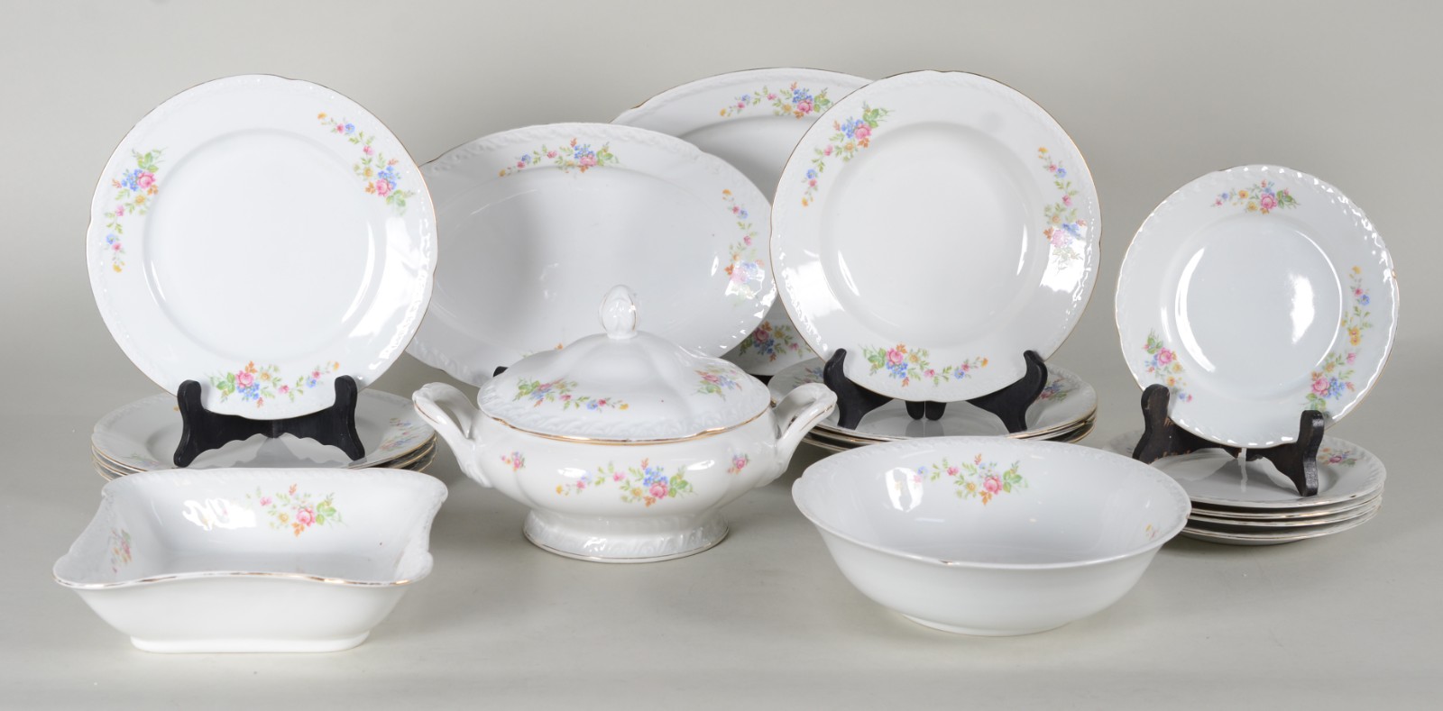 Parte de serviço de jantar de porcelana tcheca branca com flores em... - foto 1 de 8