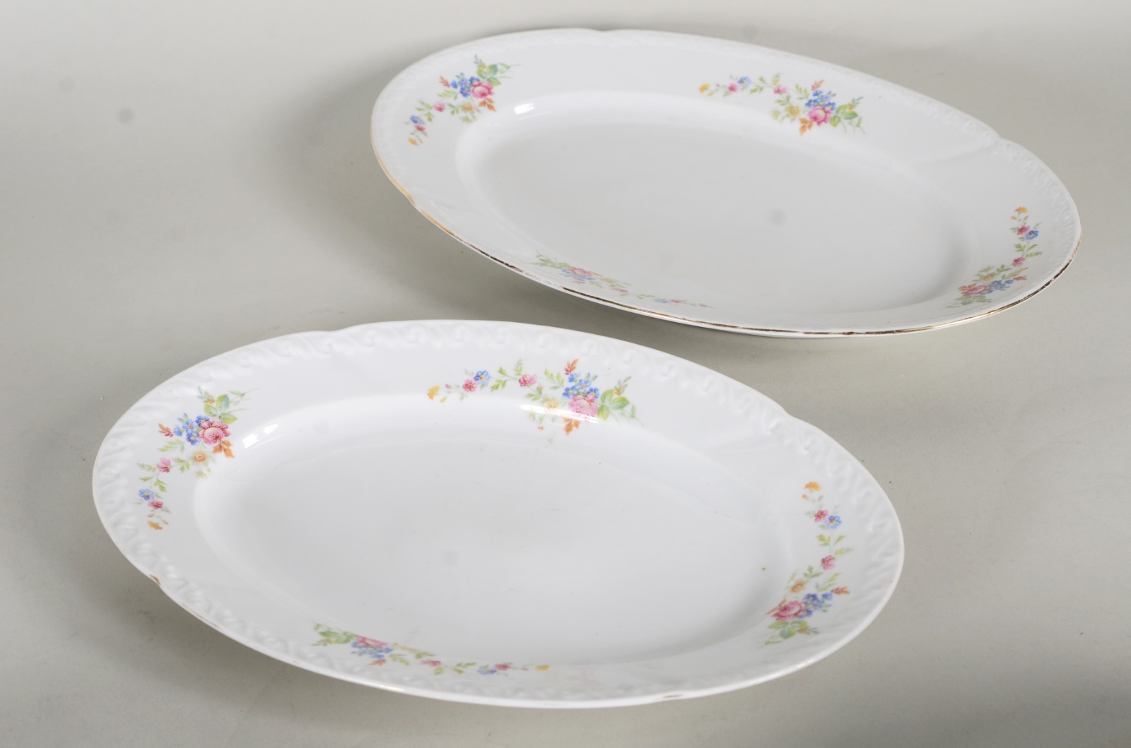 Parte de serviço de jantar de porcelana tcheca branca com flores em... - foto 2 de 8