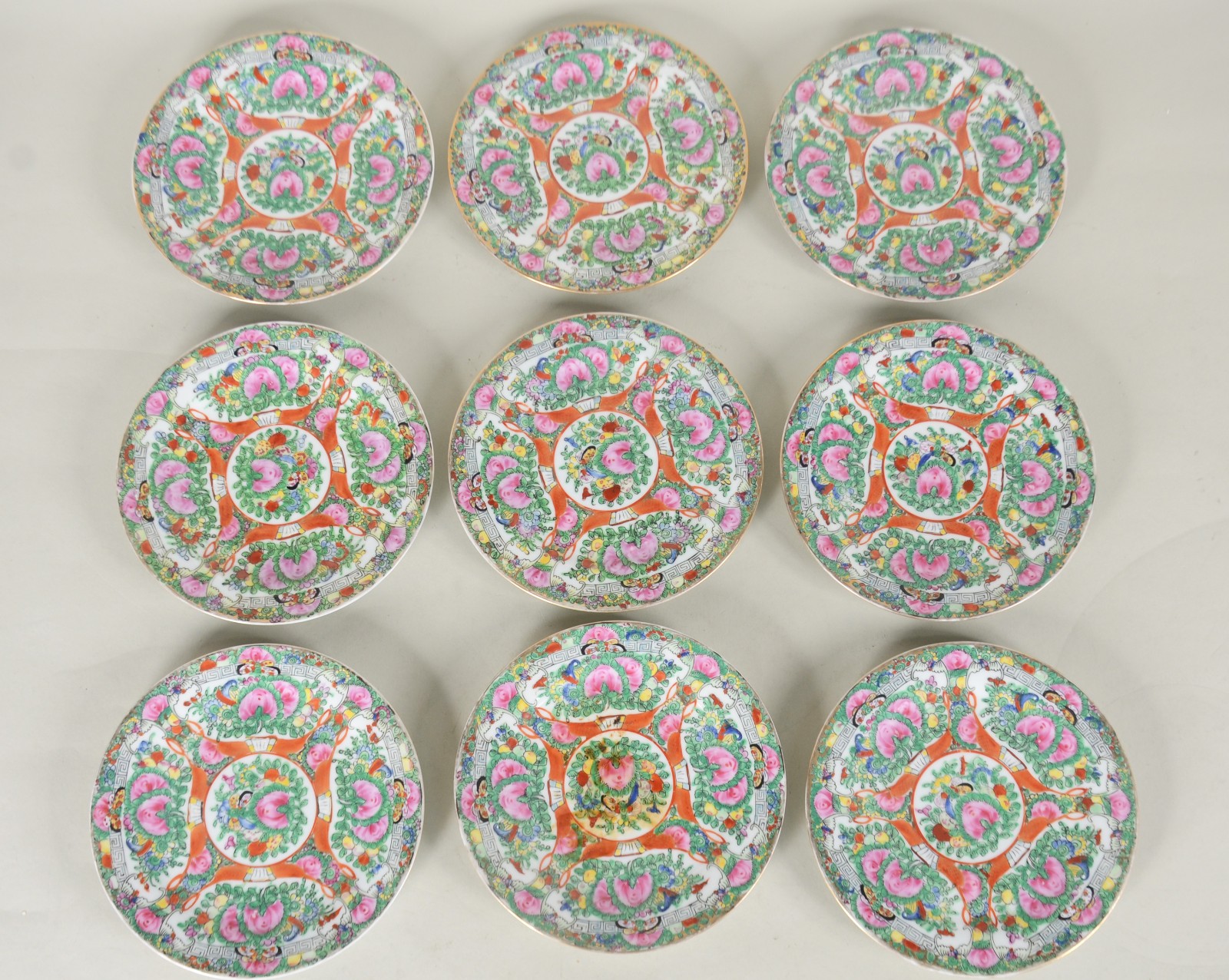 Conjunto com nove pratos de sobremesa de porcelana oriental... - foto 1 de 9