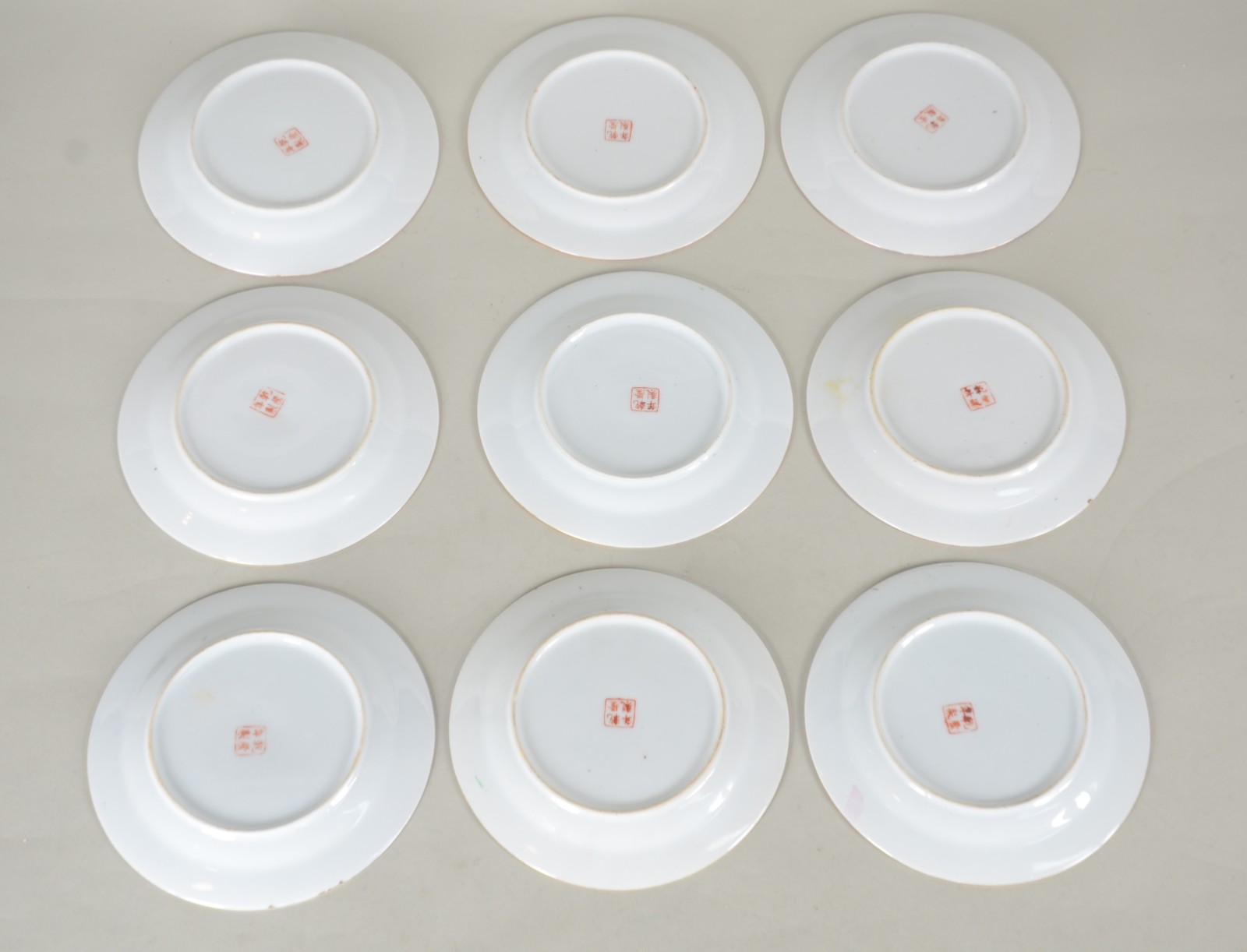 Conjunto com nove pratos de sobremesa de porcelana oriental... - foto 5 de 9