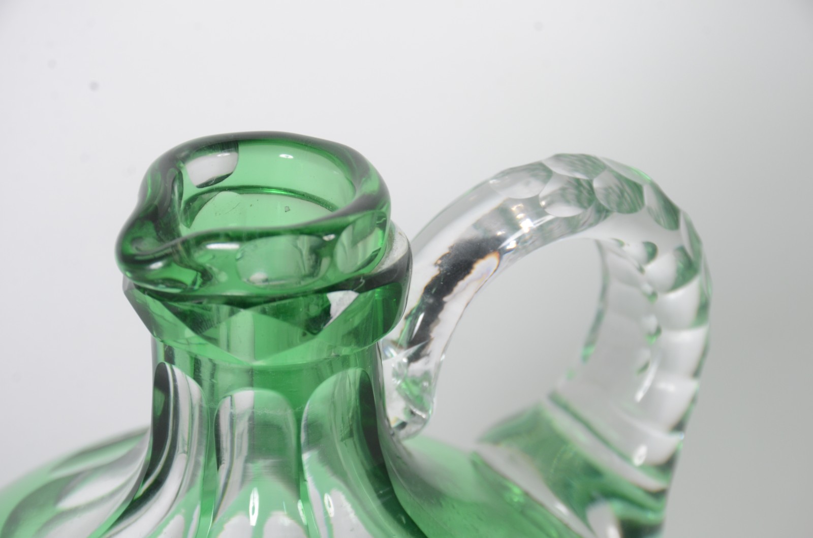Licoreira de cristal facetado doublé verde com 2 copinhos. - foto 3 de 7