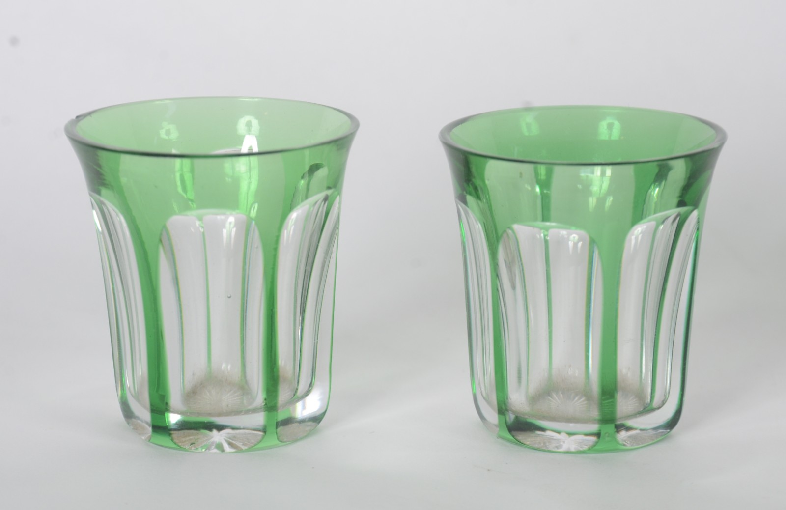 Licoreira de cristal facetado doublé verde com 2 copinhos. - foto 4 de 7