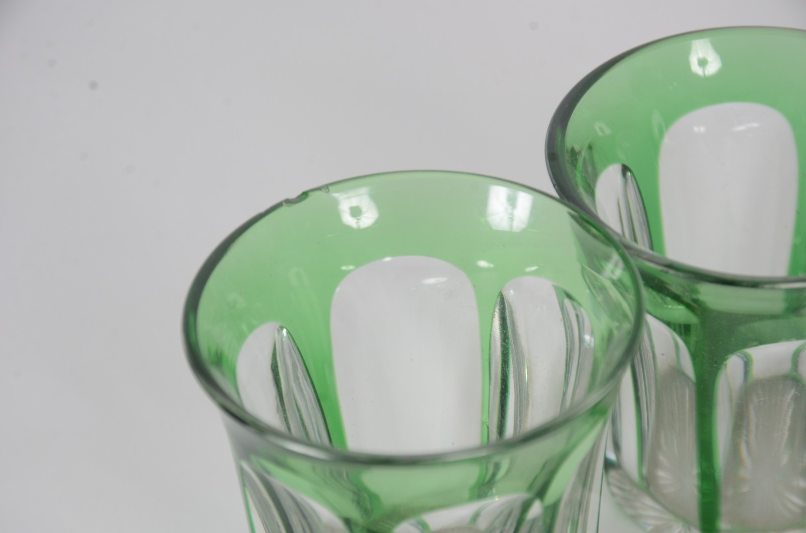 Licoreira de cristal facetado doublé verde com 2 copinhos. - foto 5 de 7