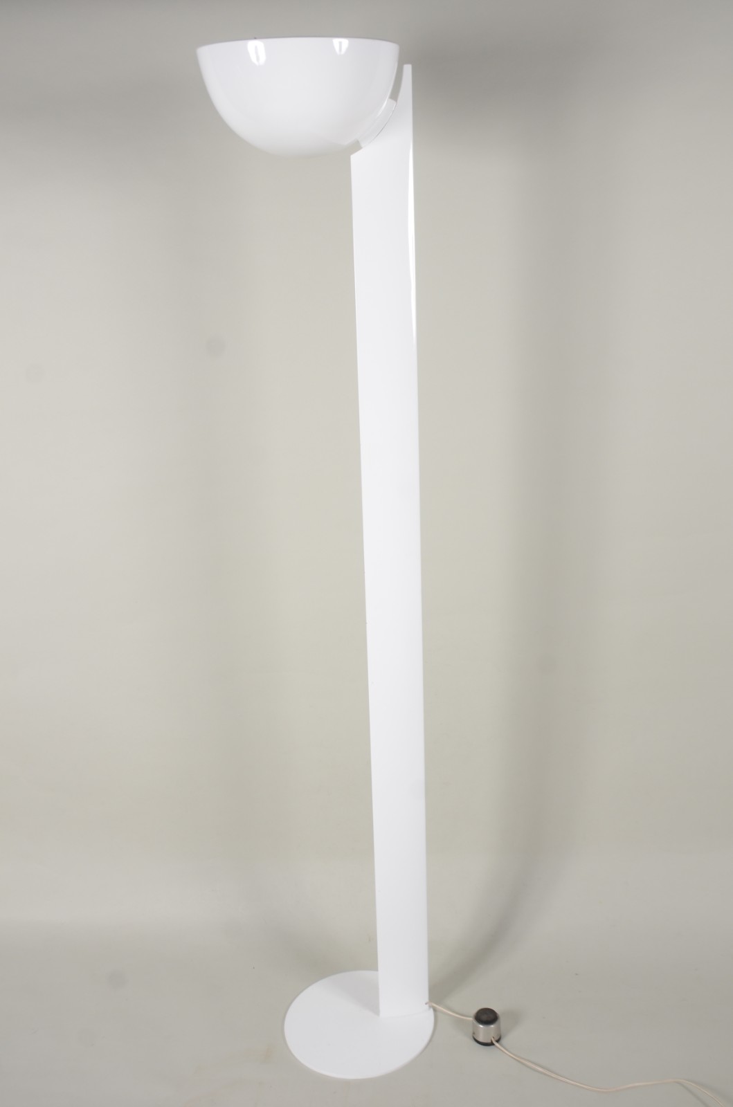 Luminária de pé alto de metal pintado de branco, design moderno. - foto 1 de 5