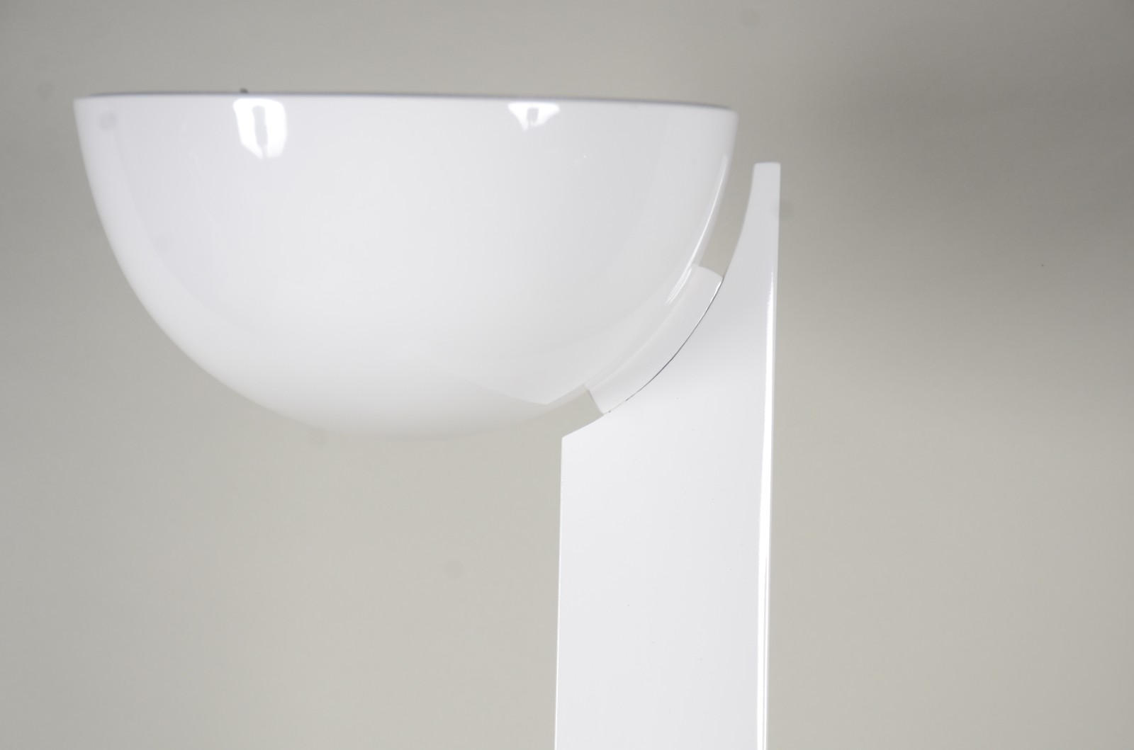Luminária de pé alto de metal pintado de branco, design moderno. - foto 4 de 5