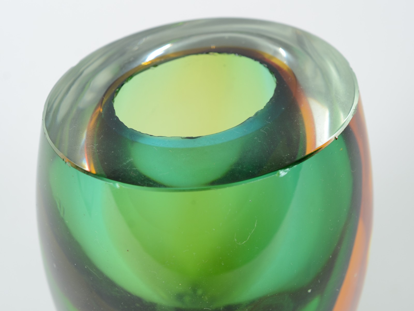 Vaso de vidro decorativo com degrade em tons de verde e âmbar. - foto 2 de 5