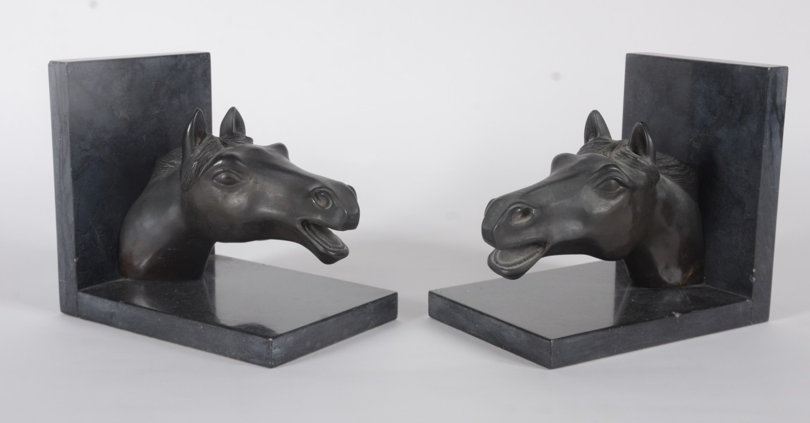 Par de serre livres de metal representando cabeças de cavalos, bases... - foto 1 de 7