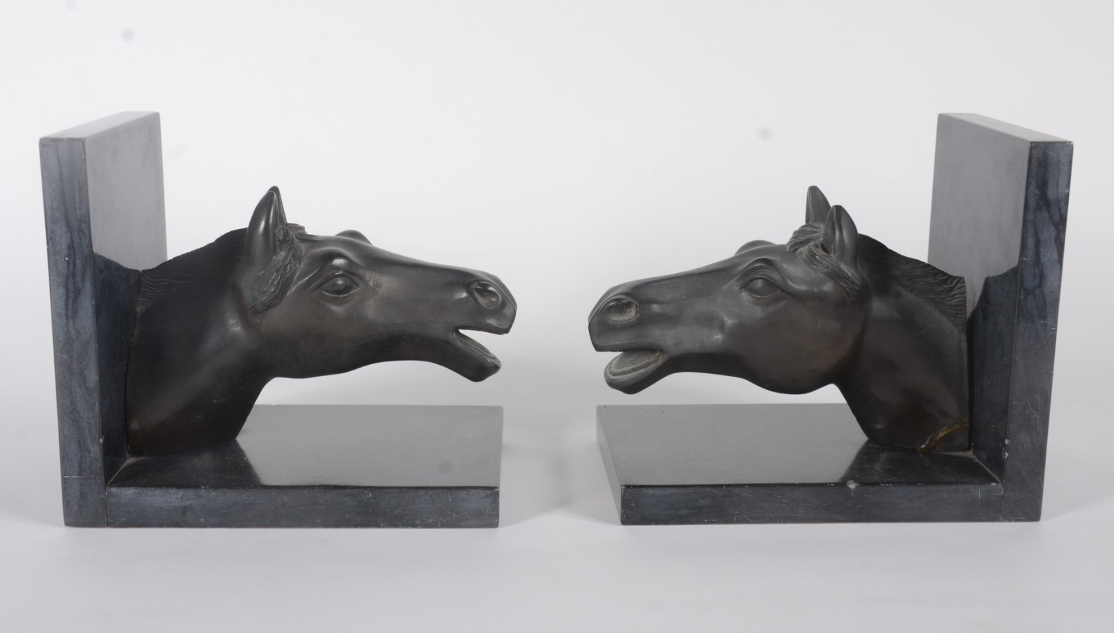 Par de serre livres de metal representando cabeças de cavalos, bases... - foto 2 de 7