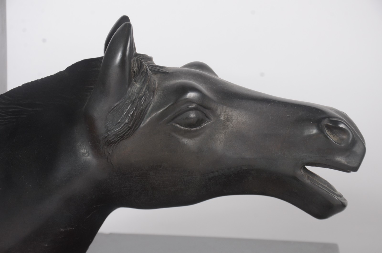 Par de serre livres de metal representando cabeças de cavalos, bases... - foto 3 de 7