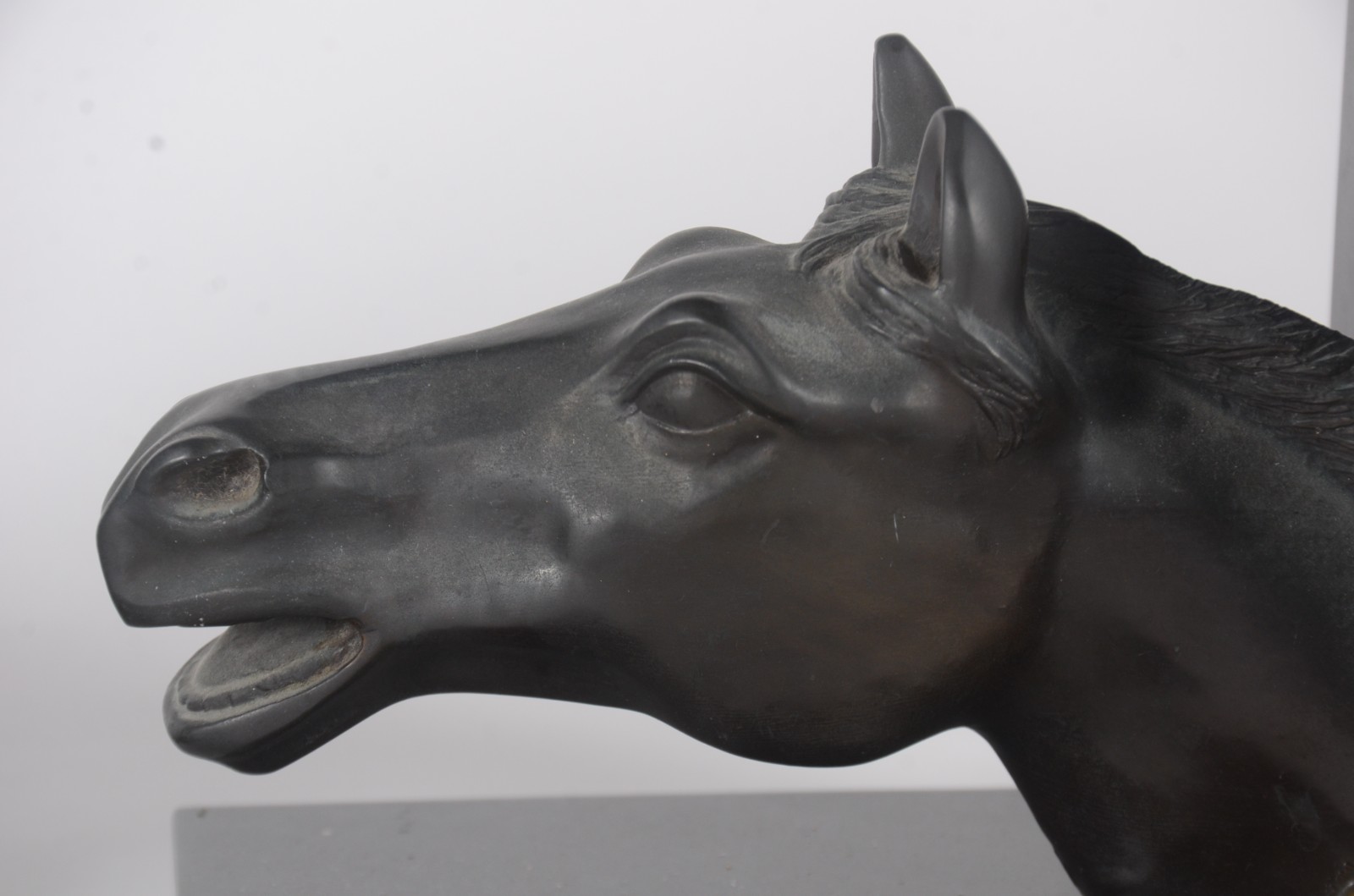 Par de serre livres de metal representando cabeças de cavalos, bases... - foto 4 de 7