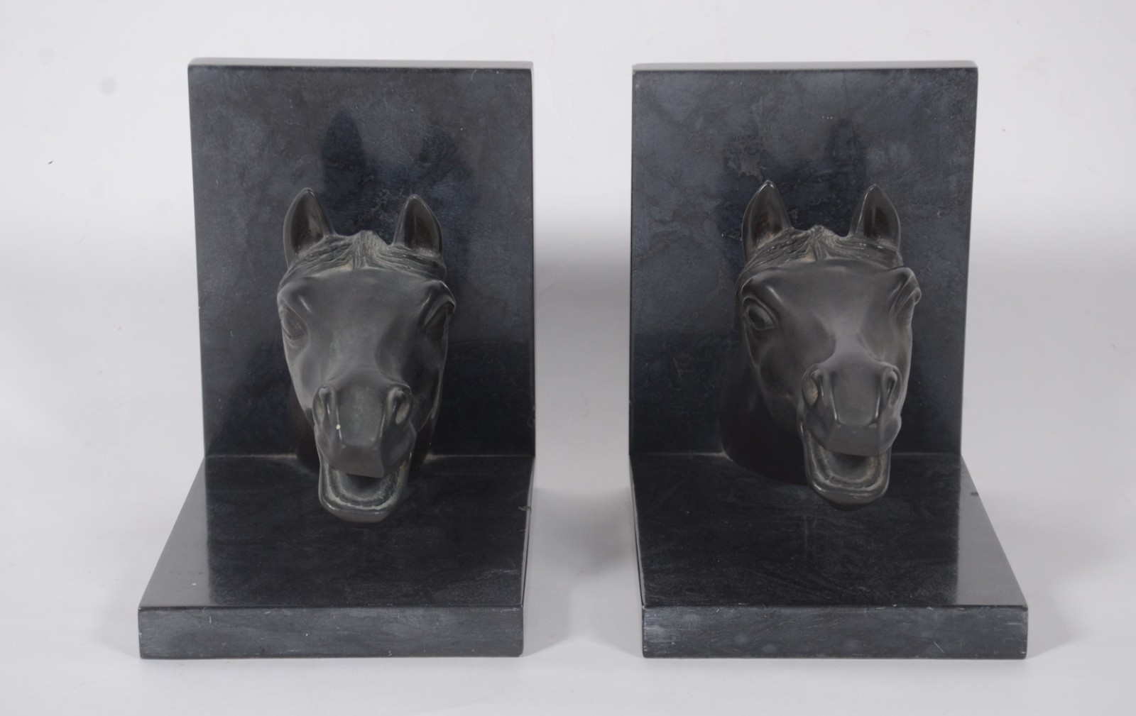 Par de serre livres de metal representando cabeças de cavalos, bases... - foto 5 de 7