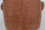 Par de poltronas de madeira pintada na cor bege... - Par de poltronas de madeira pintada na cor bege, estofamento de veludo rosé, encostos em capitoné.