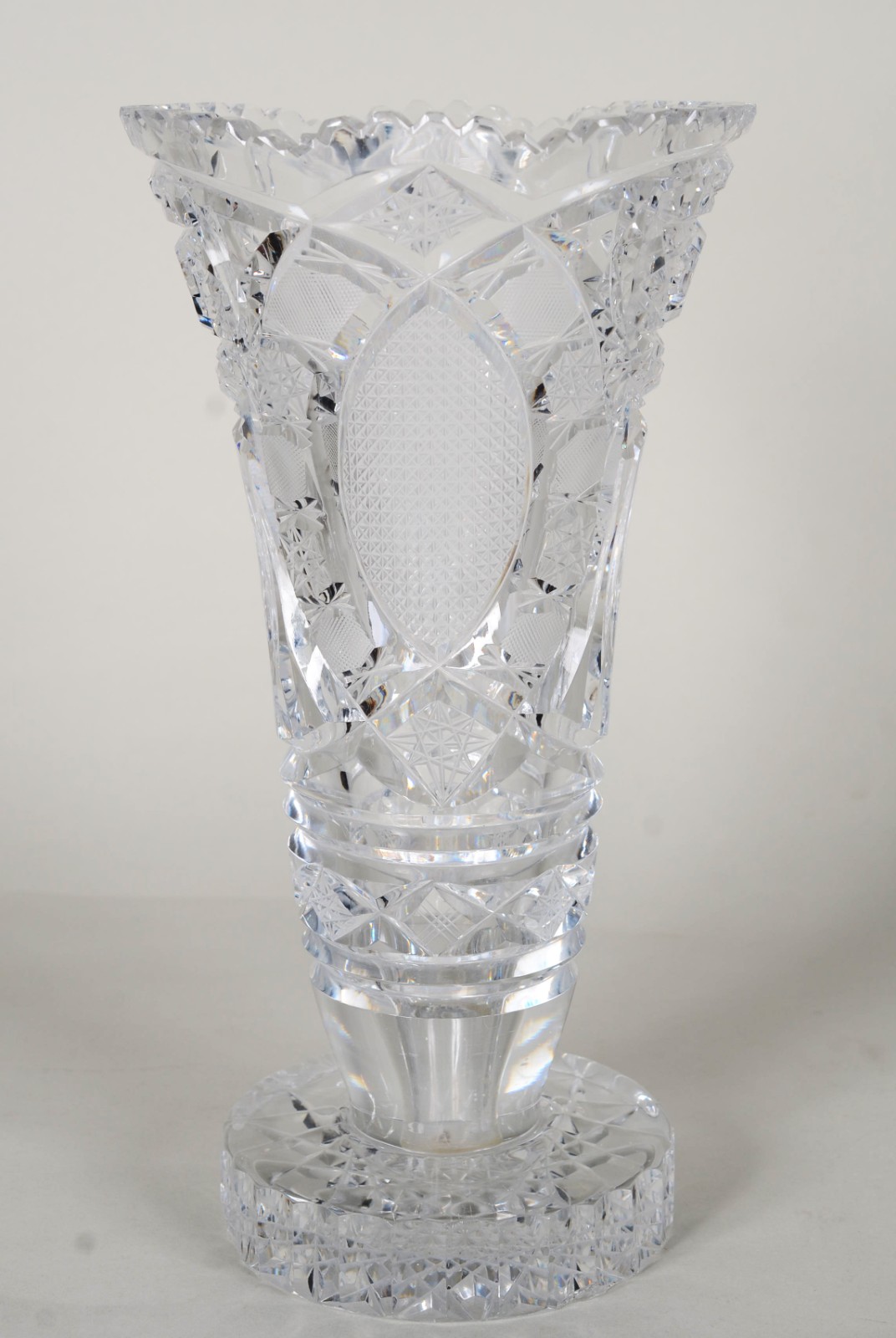 Vaso de cristal tcheco lapidado. Pequenos lascados na base. - foto 1 de 11