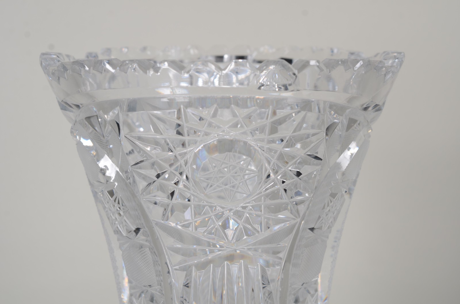 Vaso de cristal tcheco lapidado. Pequenos lascados na base. - foto 3 de 11