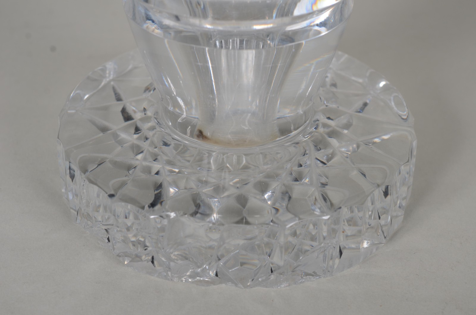 Vaso de cristal tcheco lapidado. Pequenos lascados na base. - foto 4 de 11