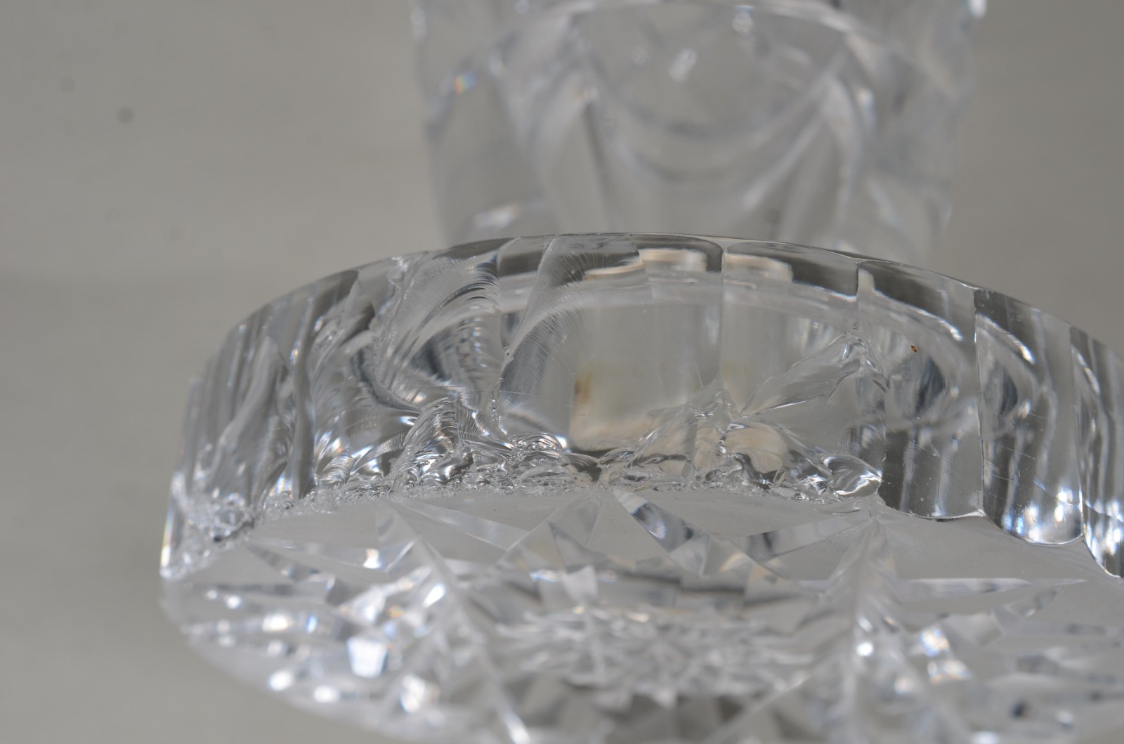 Vaso de cristal tcheco lapidado. Pequenos lascados na base. - foto 11 de 11