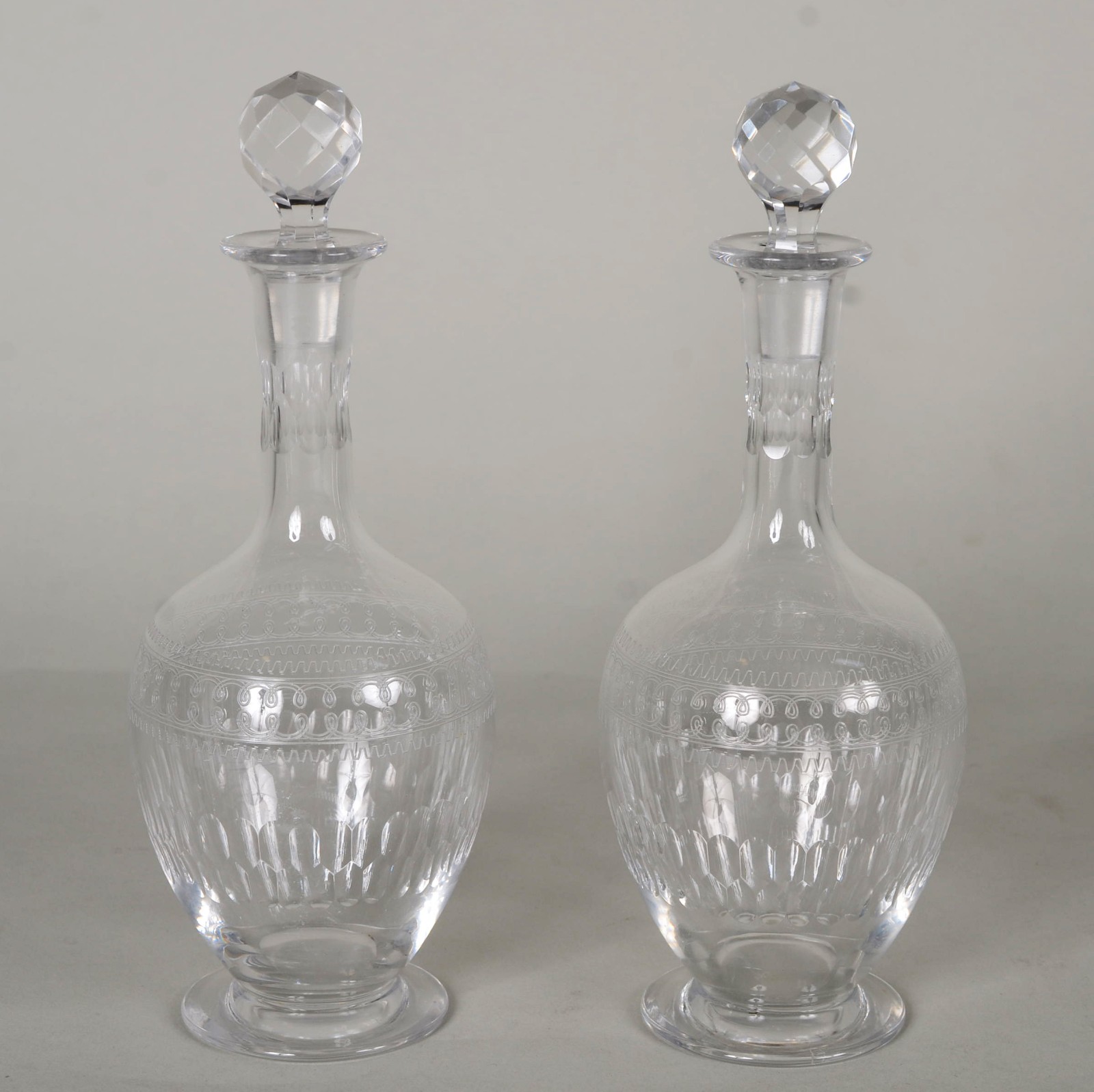 Par de licoreiras de cristal europeu lapidado e lavrado com... - foto 1 de 7