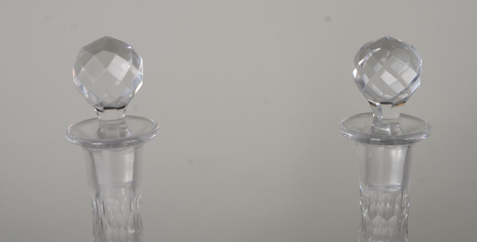Par de licoreiras de cristal europeu lapidado e lavrado com... - foto 2 de 7