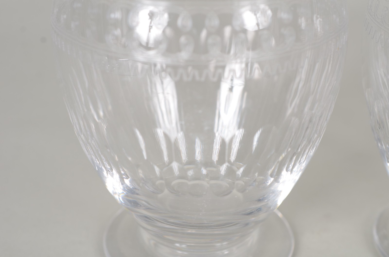 Par de licoreiras de cristal europeu lapidado e lavrado com... - foto 5 de 7