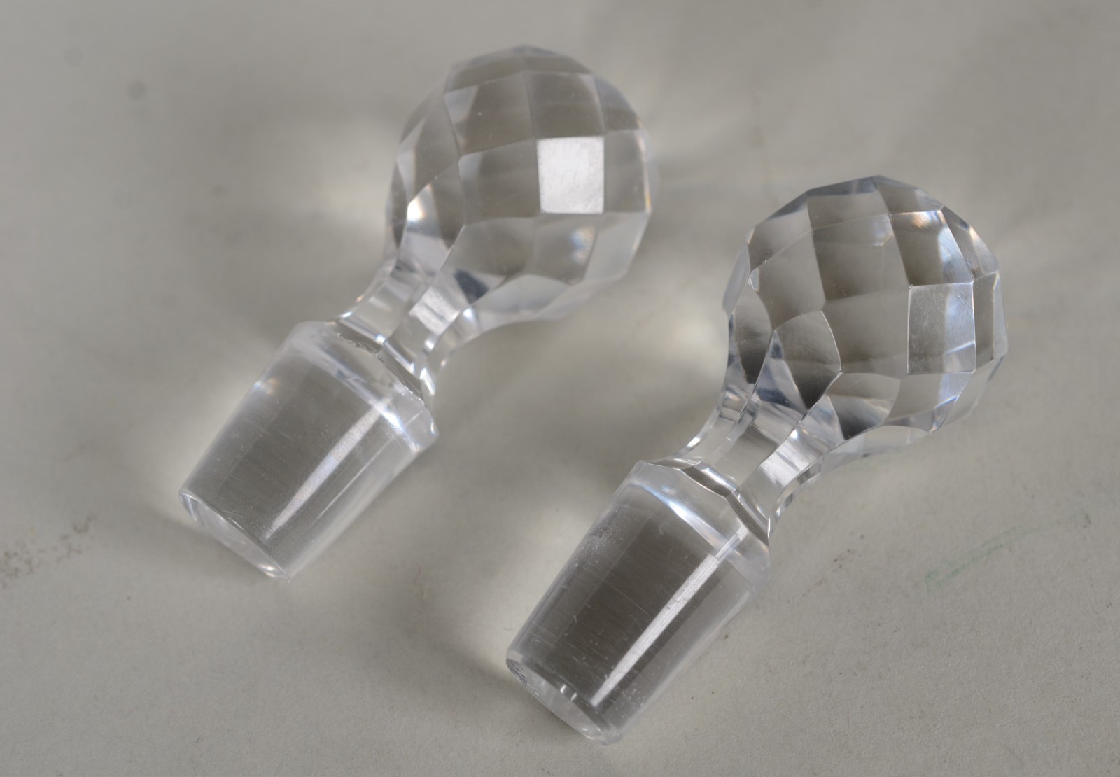 Par de licoreiras de cristal europeu lapidado e lavrado com... - foto 7 de 7