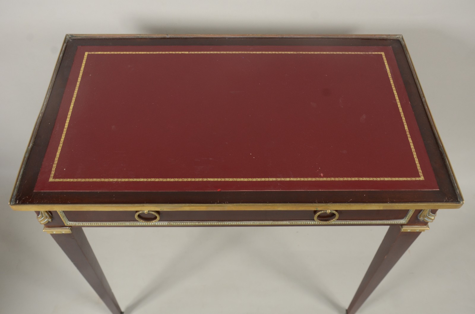 Mesa para escrita de madeira nobre, uma gaveta, tampo de couro vinho... - foto 4 de 11