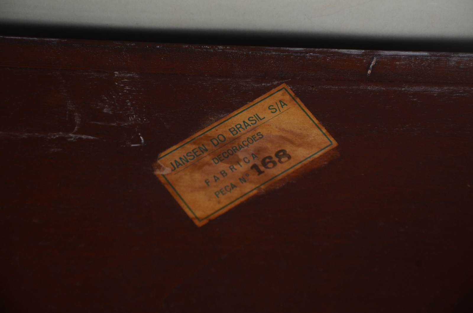 Mesa para escrita de madeira nobre, uma gaveta, tampo de couro vinho... - foto 11 de 11