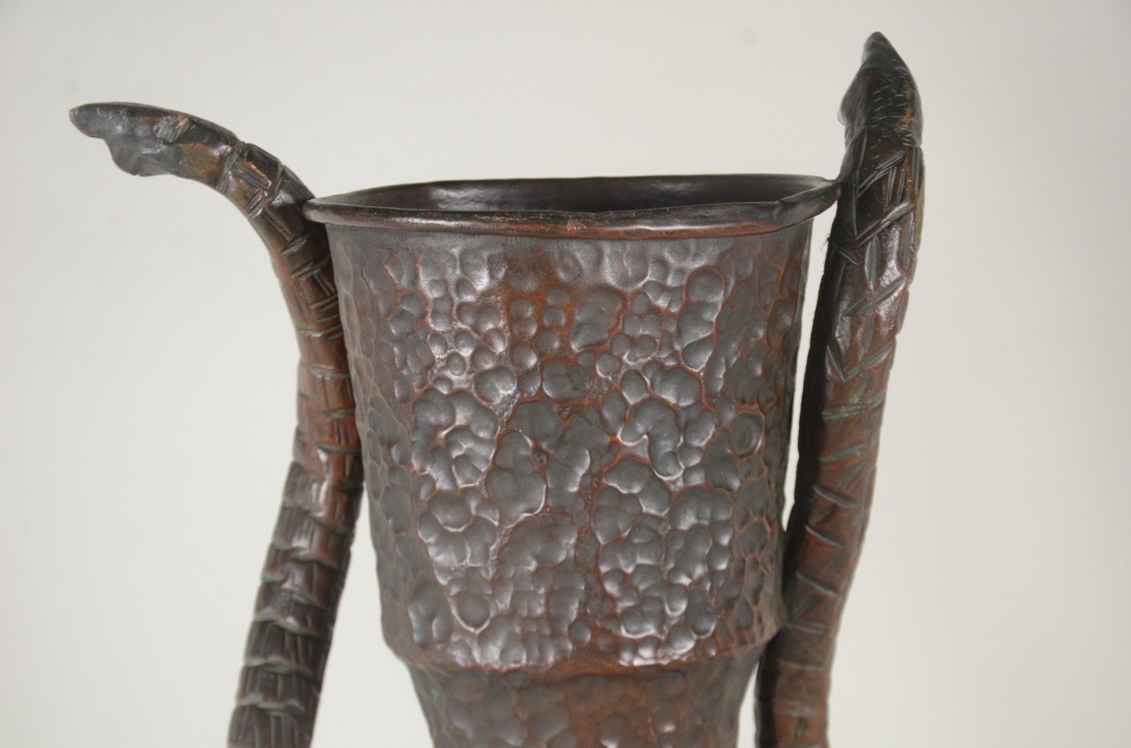 Vaso de metal martelado (partes amassadas). - foto 4 de 9