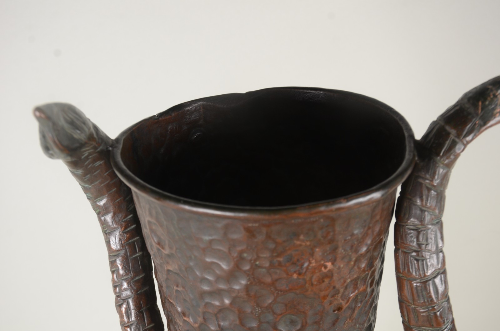 Vaso de metal martelado (partes amassadas). - foto 5 de 9