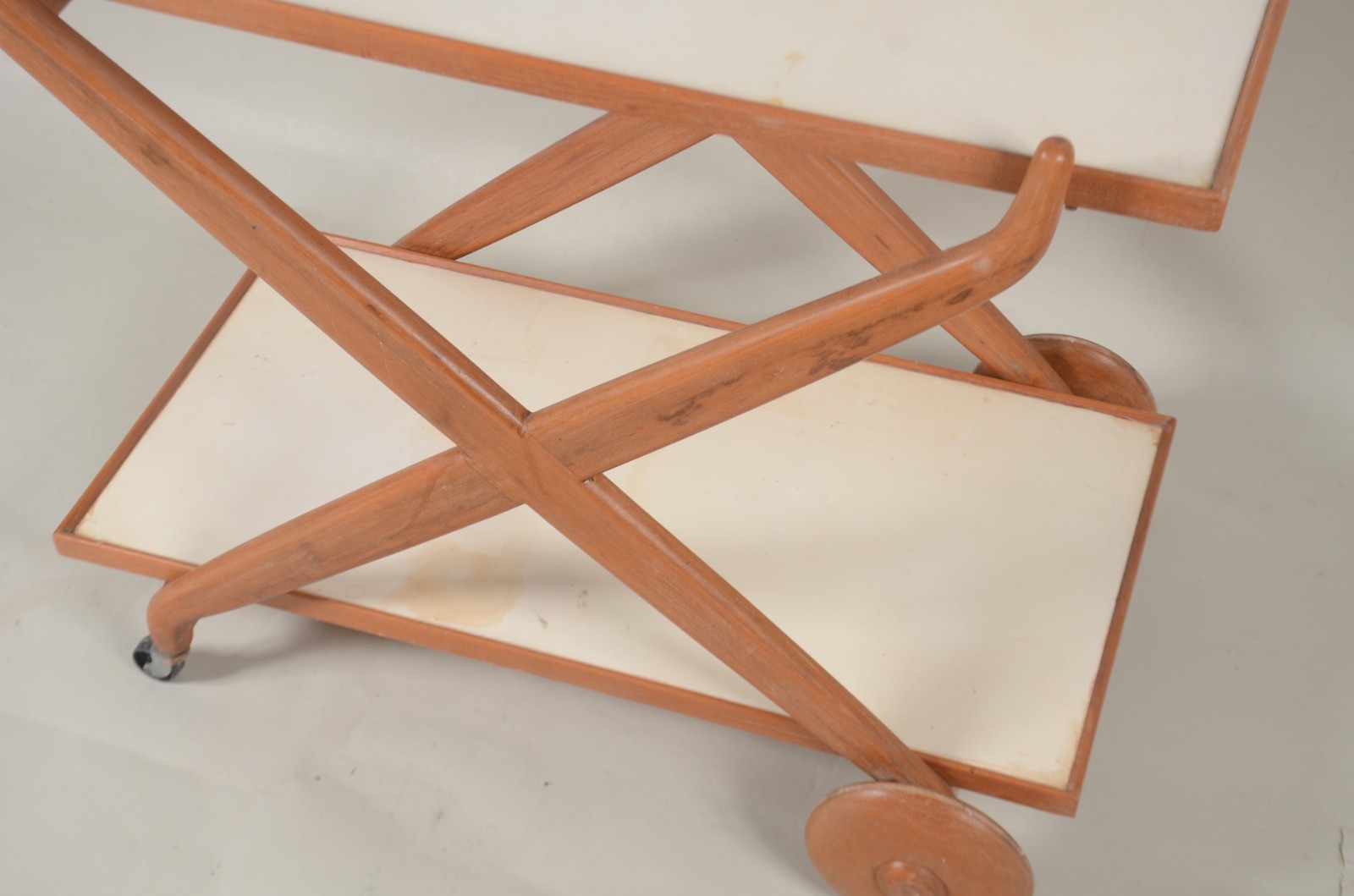 Carrinho de chá de madeira clara, dois platôs ligados por traves em... - foto 3 de 10