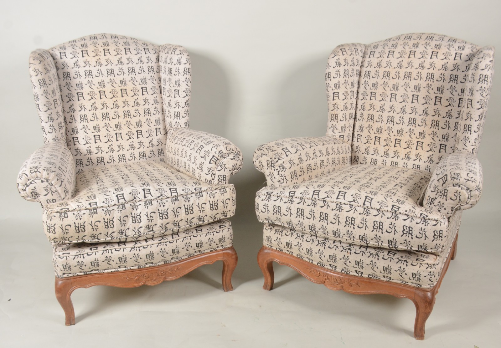 Par de poltronas "bergeres" com estruturas de madeira, estofadas e... - foto 1 de 9