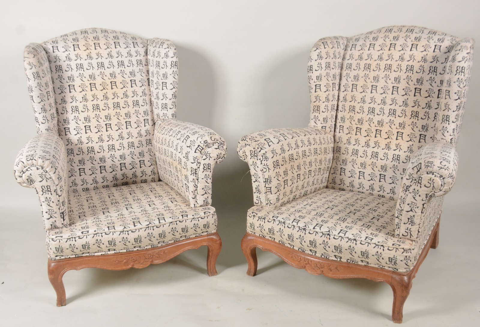 Par de poltronas "bergeres" com estruturas de madeira, estofadas e... - foto 2 de 9