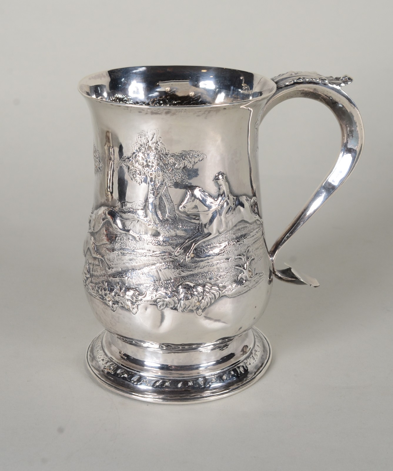 Caneca de prata inglesa contrastada ricamente decorada com cenas de... - foto 1 de 11