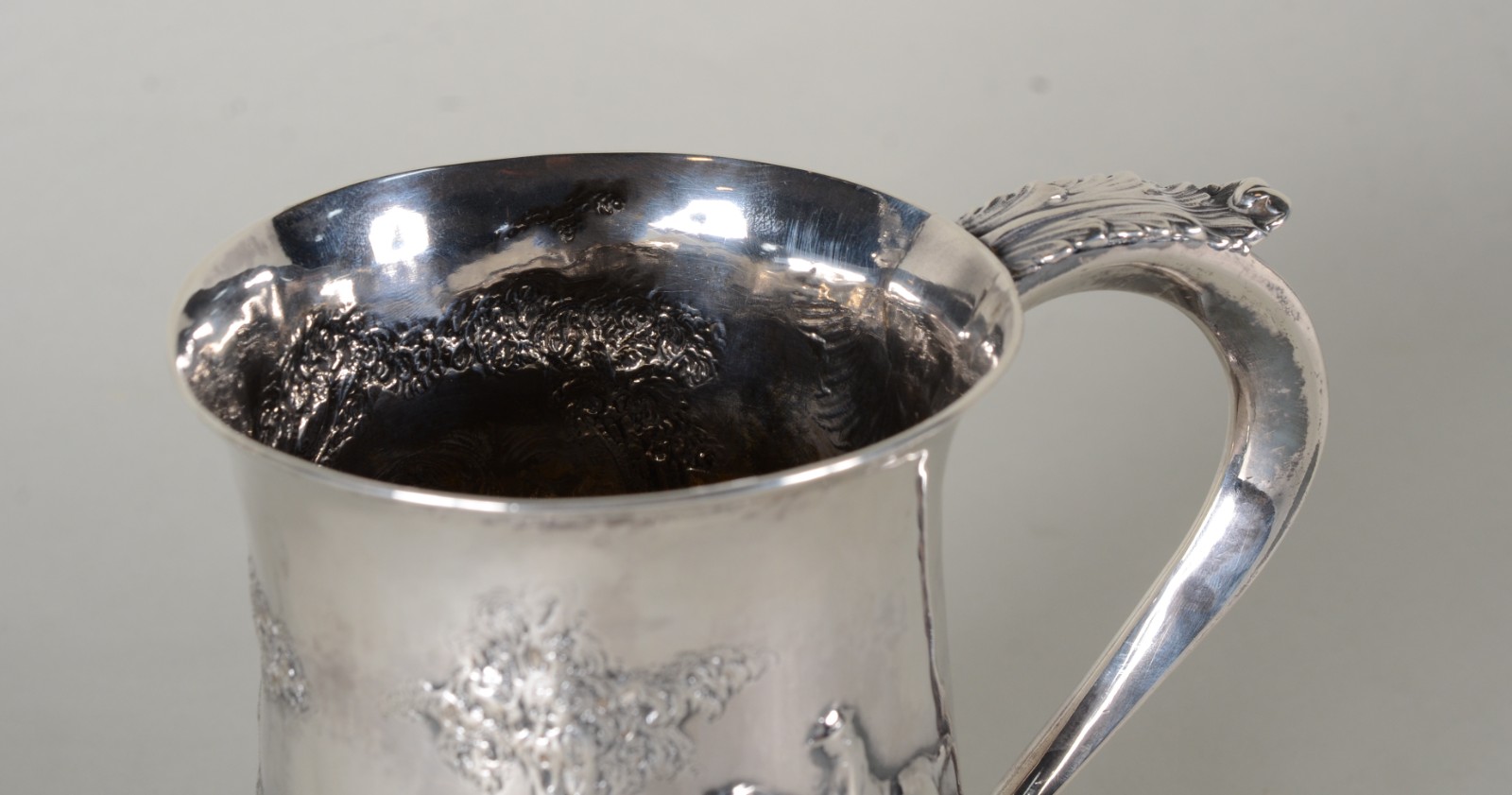 Caneca de prata inglesa contrastada ricamente decorada com cenas de... - foto 2 de 11