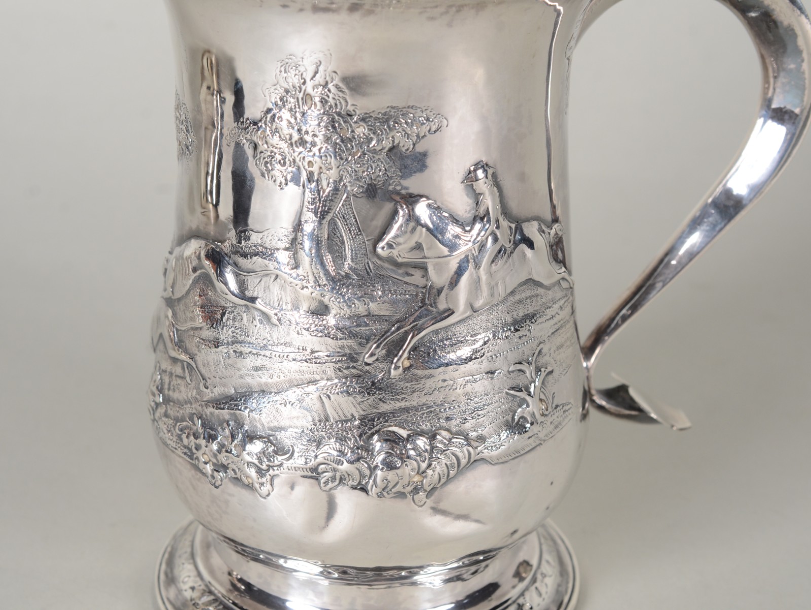 Caneca de prata inglesa contrastada ricamente decorada com cenas de... - foto 3 de 11