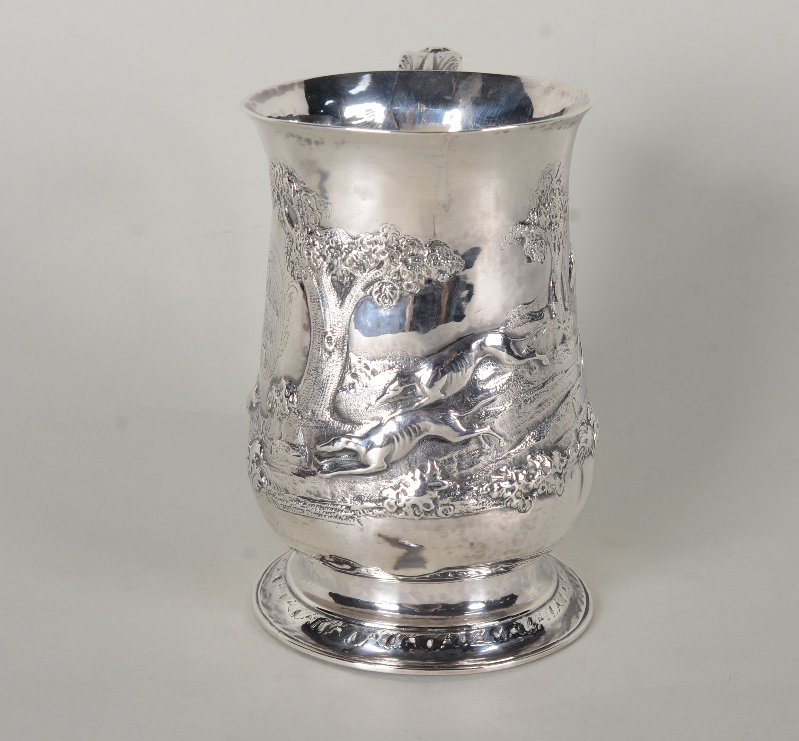 Caneca de prata inglesa contrastada ricamente decorada com cenas de... - foto 4 de 11