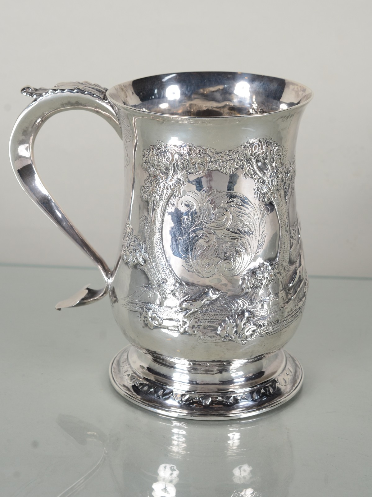 Caneca de prata inglesa contrastada ricamente decorada com cenas de... - foto 5 de 11