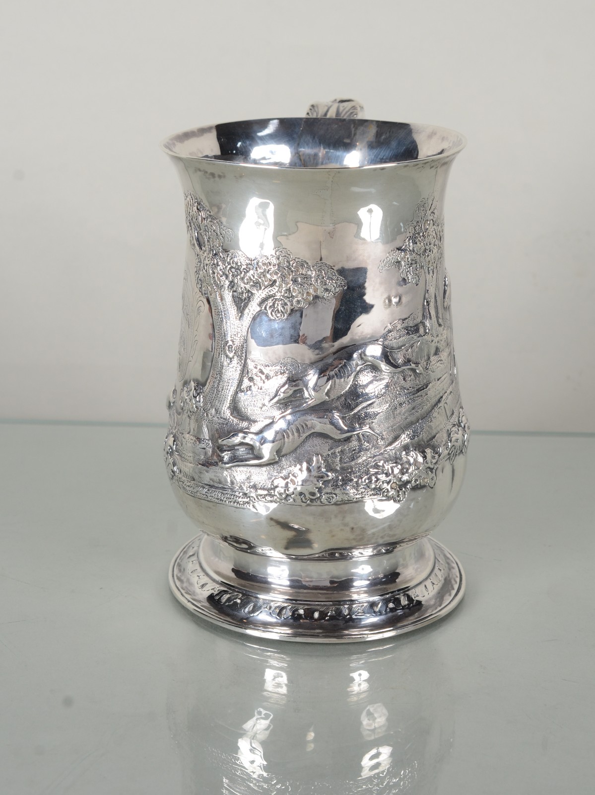 Caneca de prata inglesa contrastada ricamente decorada com cenas de... - foto 6 de 11